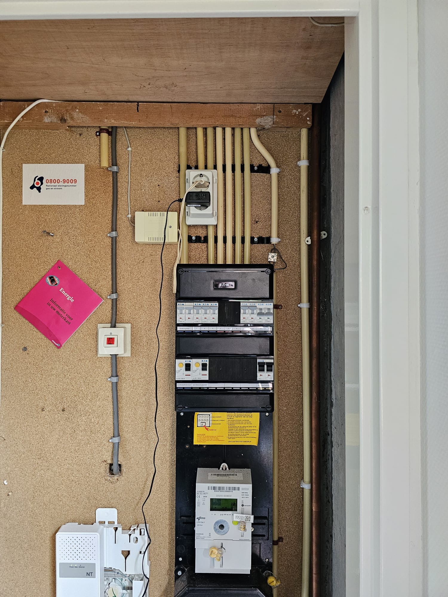 Meterkast met groepenkast en aansluitingen