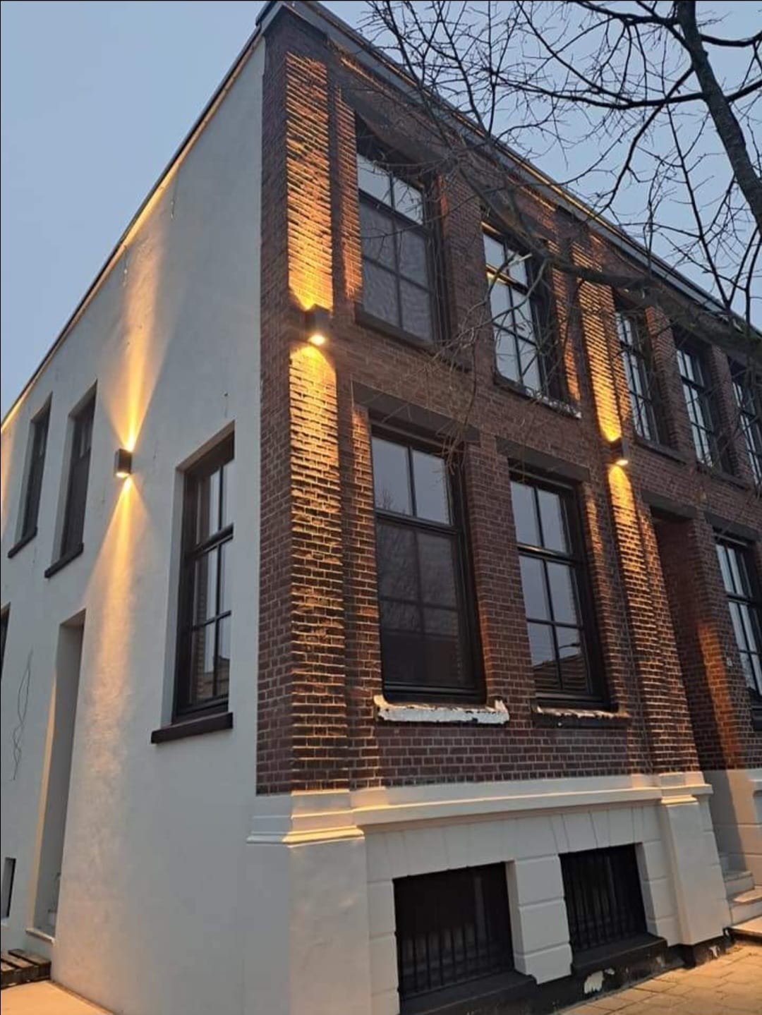 Moderne woning met gevelverlichting in de avond