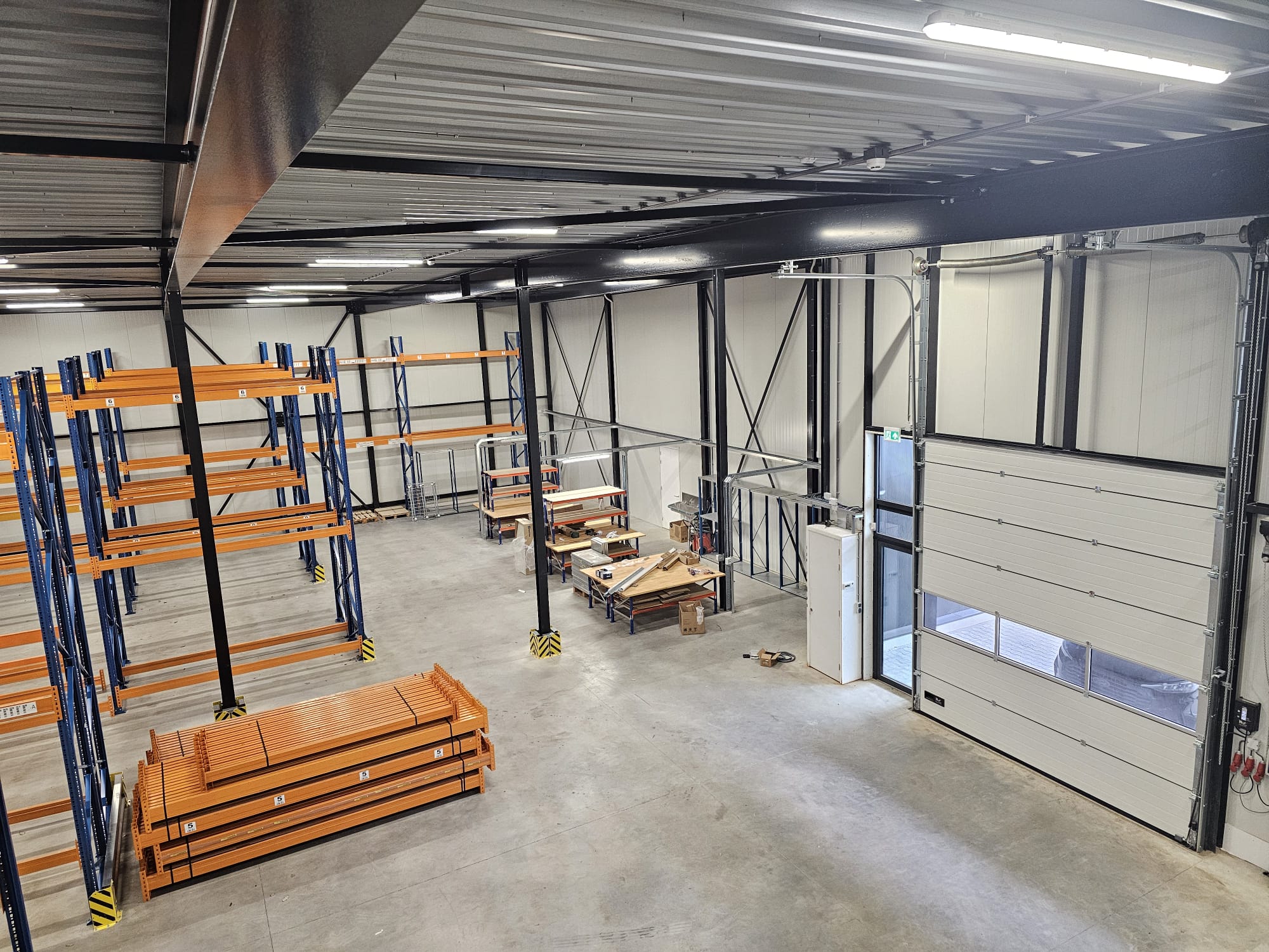 Bedrijfshal met verlichting, staalconstructie en werkruimte
