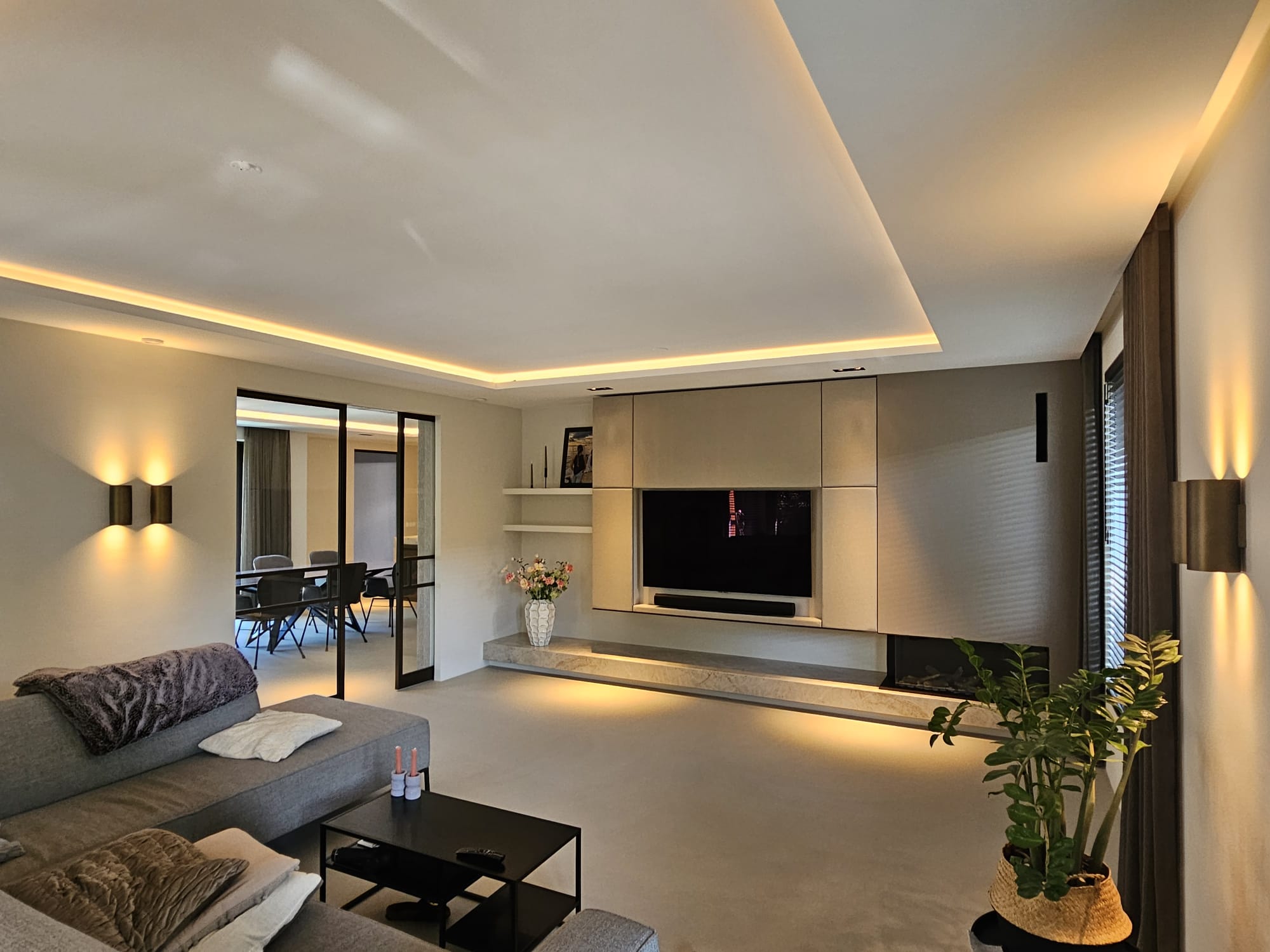 Sfeervolle verlichting in een moderne woonkamer