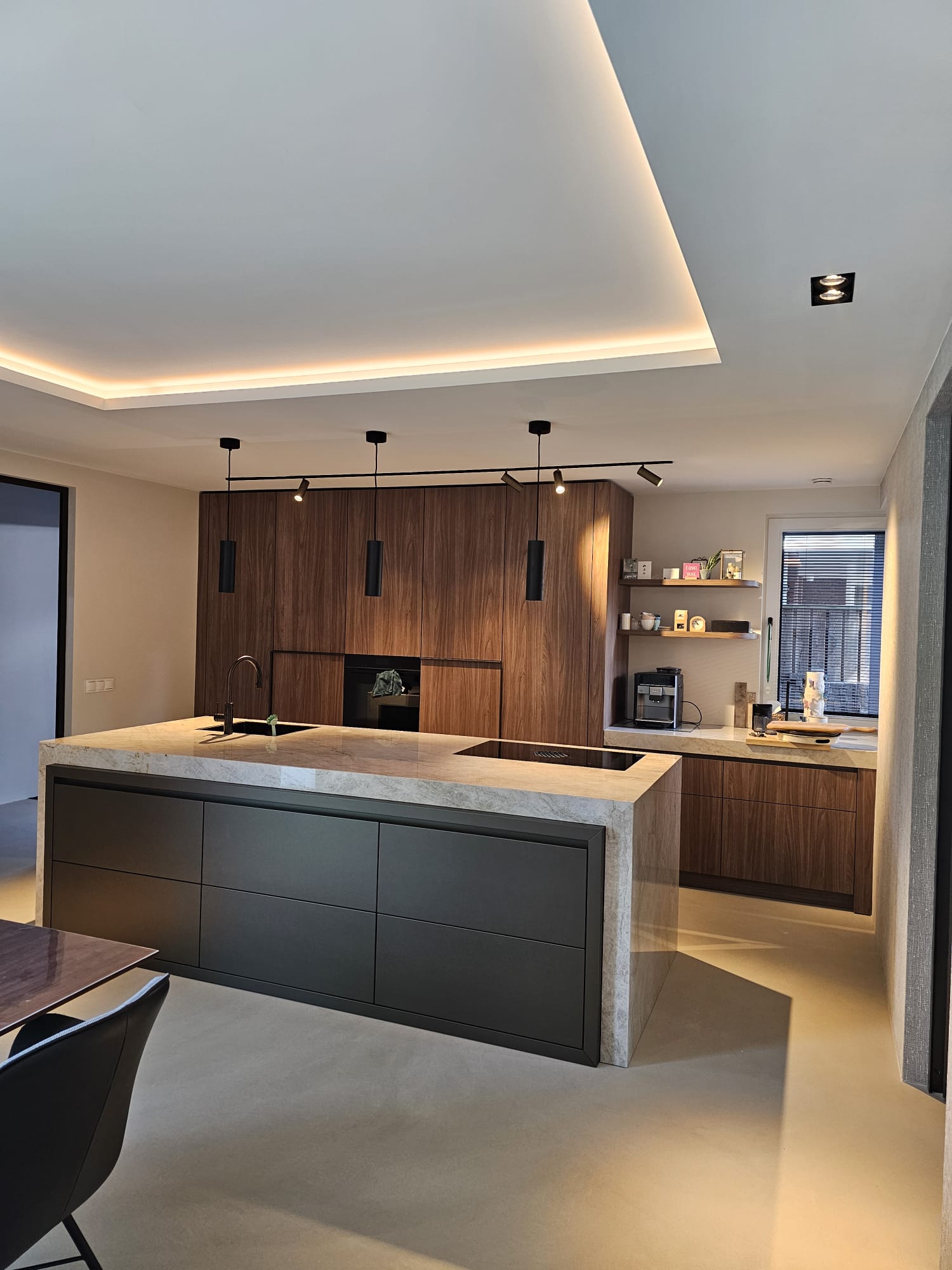 Moderne keuken met stijlvolle elektrische verlichting