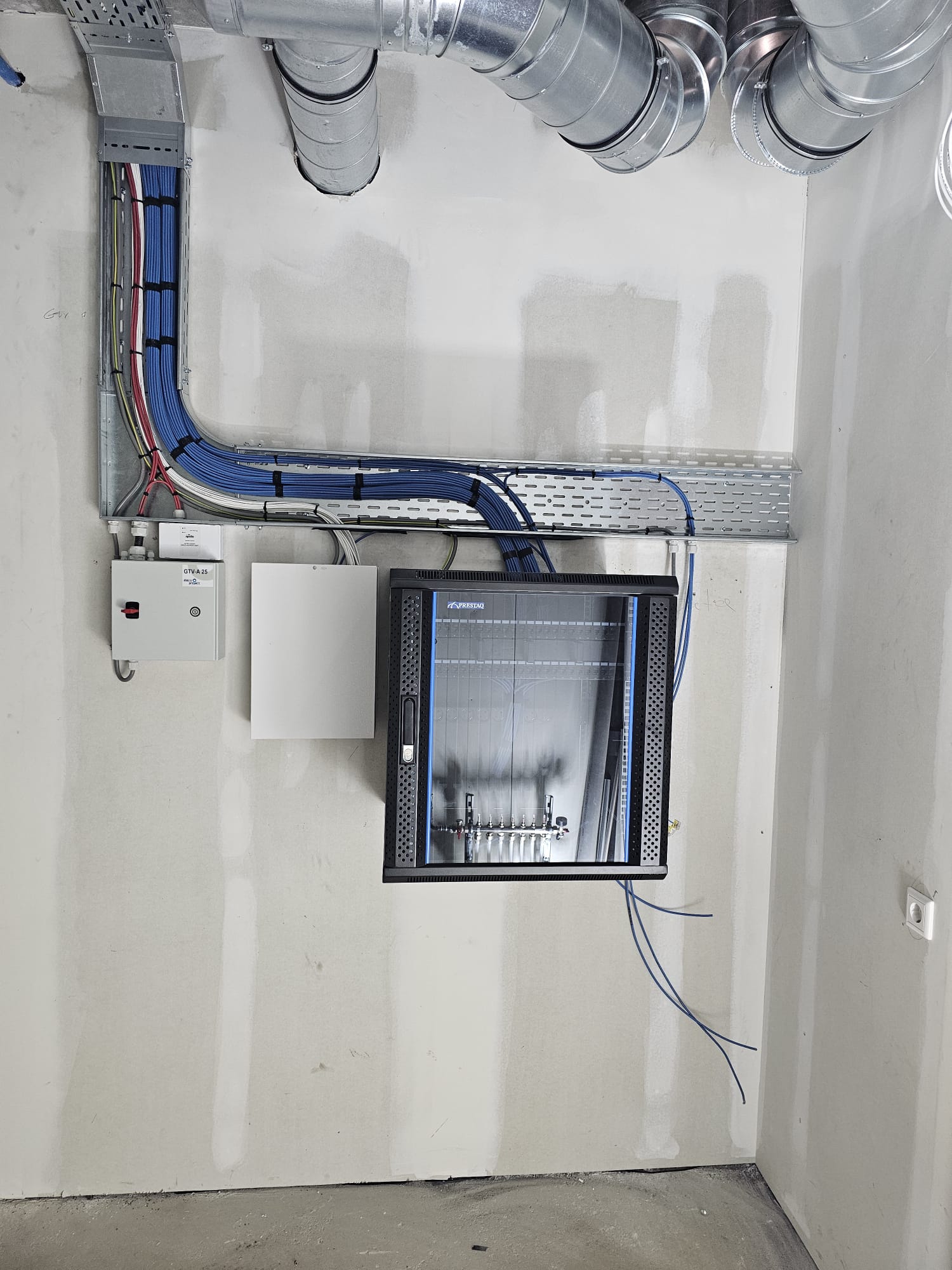 Technische installatie met kabels en netwerkapparatuur