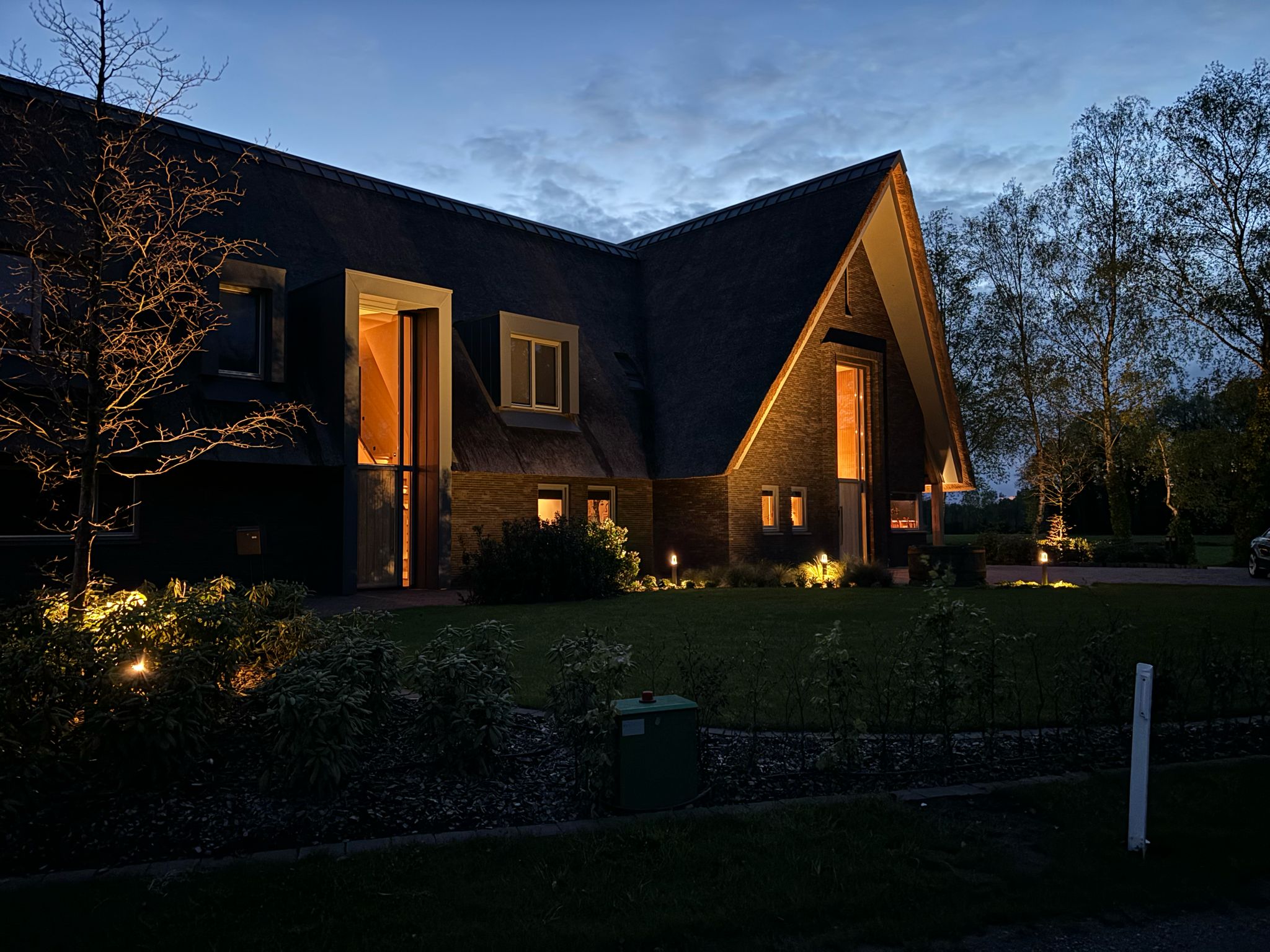 Elektricien aan het werk in een moderne woning